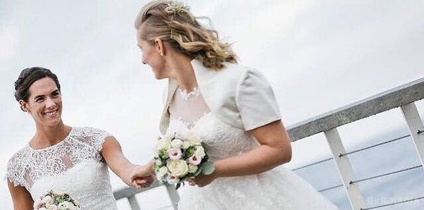 "Весілля мрії": олімпійська чемпіонка вийшла заміж за свою подругу. Німкеня Кіра Валькенхорст відгуляла весілля з давньою подругою Марією.