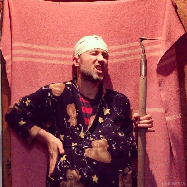 Бабкін у халаті зробив кумедну пародію на новий хіт "Время и стекло". Відеофакт.
