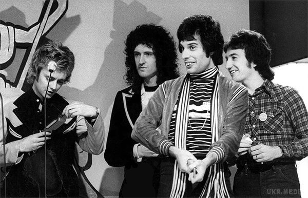 Новий кліп Queen: ти вперше почуєш, як Мерк'юрі співає All Dead. Пісня «All Dead, All Dead» — один із самих чарівних номерів Queen — була записана 40 років тому з вокалом Брайана Мея. Але тепер з'явився чудовий варіант від Фредді Мерк'юрі!
