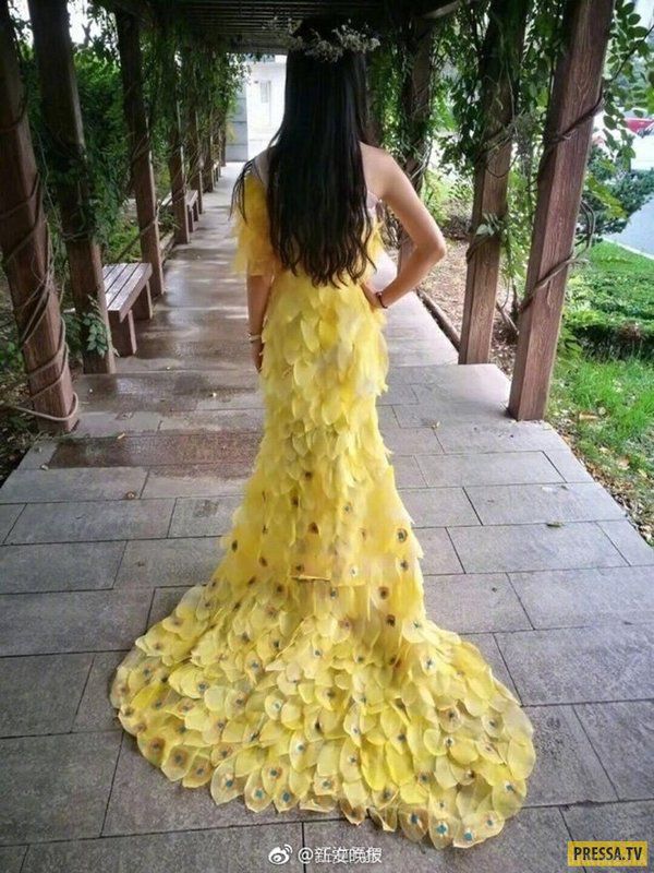 Китайська студентка створила дивовижне плаття з листя (Фото). Якщо багато мучитися, що-небудь вийде. Особливе якщо у тебе є троє терплячих помічників для того, щоб збирати самі звичайні листя.