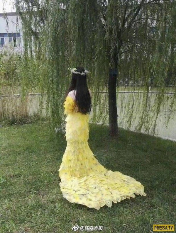 Китайська студентка створила дивовижне плаття з листя (Фото). Якщо багато мучитися, що-небудь вийде. Особливе якщо у тебе є троє терплячих помічників для того, щоб збирати самі звичайні листя.