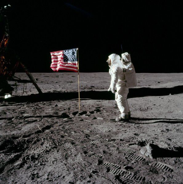 НЛО виявили на фото місії «Аполлон». На Місяці живуть прибульці?.