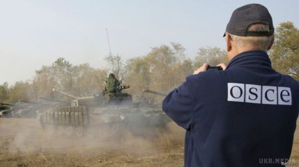 Місія ОБСЄ зафіксувала на Донбасі бойовиків з новими шевронами. У непідконтрольних уряду районах члени патруля місії бачили 45-50 танків Т-72.
