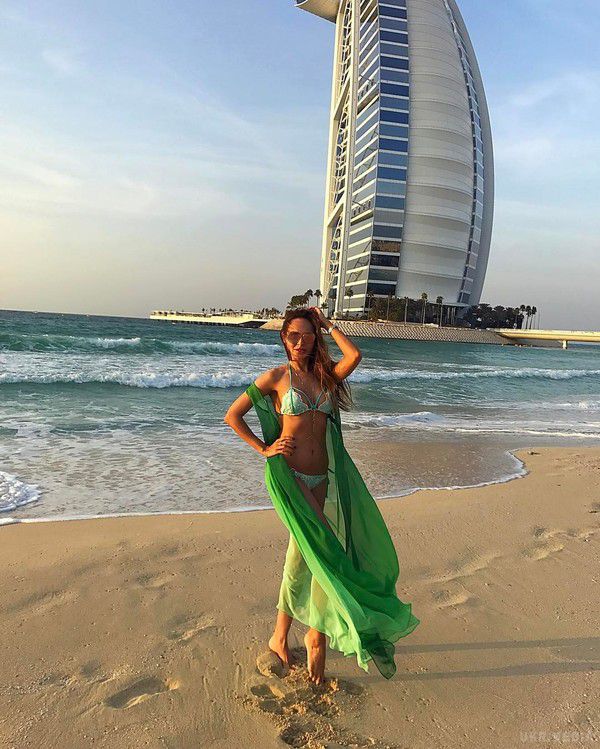 Скандал розгорівся в Дубаї через занадто відвертих фото російських моделей. Манірна адміністрація готелю не оцінила занадто гарячі знімки в нижній білизні і без неї!