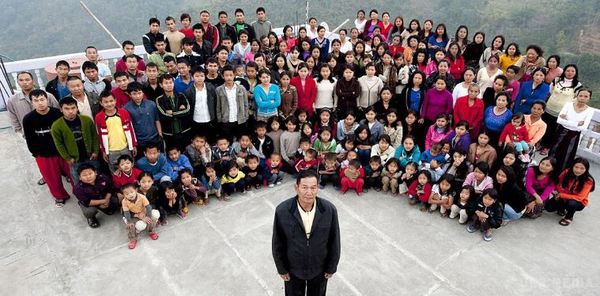 Ось мужик, його 39 дружин і 94 дитини! Найбільша сім'я у світі?. Поки вчені ламають голову над тим, як вирішити проблему перенаселення планети, Зіон Чан з Індії займається домашніми клопотами.