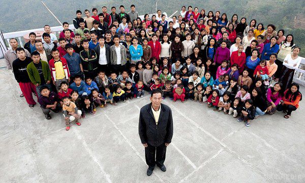 Ось мужик, його 39 дружин і 94 дитини! Найбільша сім'я у світі?. Поки вчені ламають голову над тим, як вирішити проблему перенаселення планети, Зіон Чан з Індії займається домашніми клопотами.