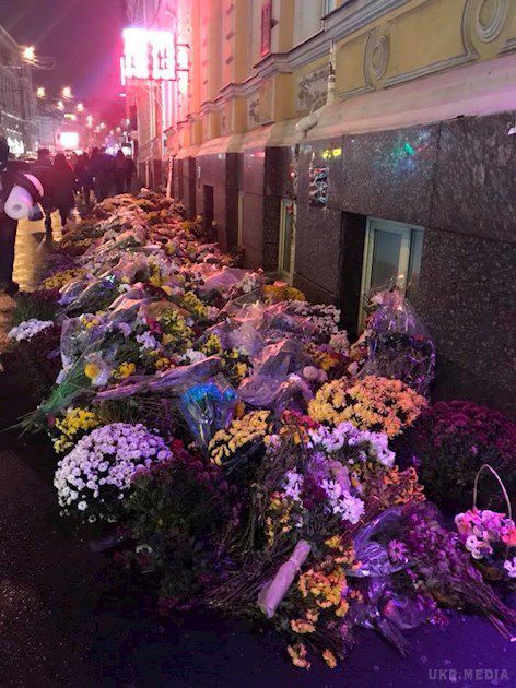 Люди не забудуть ніколи. Місце загибелі шести осіб в ДТП на Сумській у Харкові потопає у квітах. Опубліковані жахливі кадри.