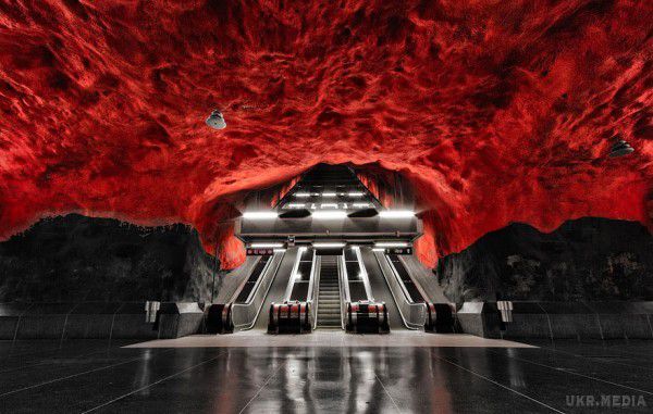 У Стокгольмі картини з менструірующими жінками викликали протести (фото). Автором цих творів є Лів Стремквист, яка представила їх на виставці в метро.