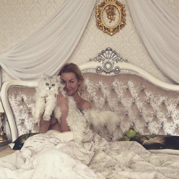 Анастасія Волочкова знялася оголеною в ліжку, прикрившись котом. 41-річна Анастасія Волочкова любить епатувати публіку.
