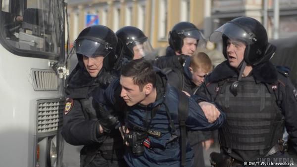 У центрі Москви на мітингу затримали понад 260 осіб. Понад 260 людей затримано 5 листопада 2017 року в центрі Москви за порушення громадського порядку,
