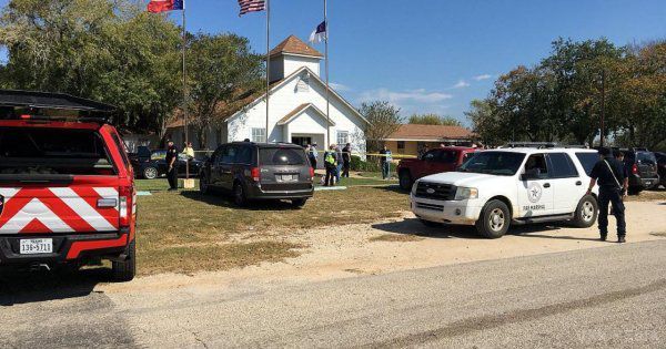 Поліція встановили особу чоловіка, який розстріляв у церкві США майже 30 людей. Криваву стрілянину у баптистській церкві в місті Сазерленд-Спрінгс штату Техас влаштував 26-річний житель з околиць Сан-Антоніо Девін Патрік Келлі.