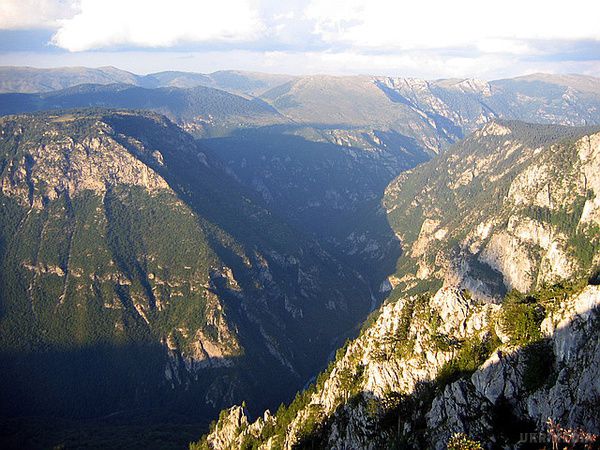 Не китайська, але теж Велика стіна і ще 9 других самих крутих речей у світі. Бути другим в будь-якій категорії — дуже прикро. Навіть якщо ти не людина, а зовсім навіть географічний об'єкт або споруда.