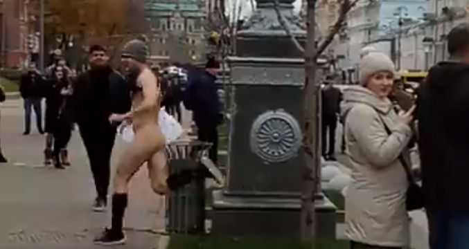 На Хрещатику поліцейські намагалися зловити голого хлопця. В шкарпетках і шапочці.