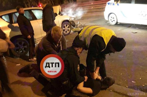 У Києві п'яна компанія з неповнолітнім водієм влаштувала ДТП і намагалася втекти. Тато приїхав "все вирішити", але нічого не вийшло.