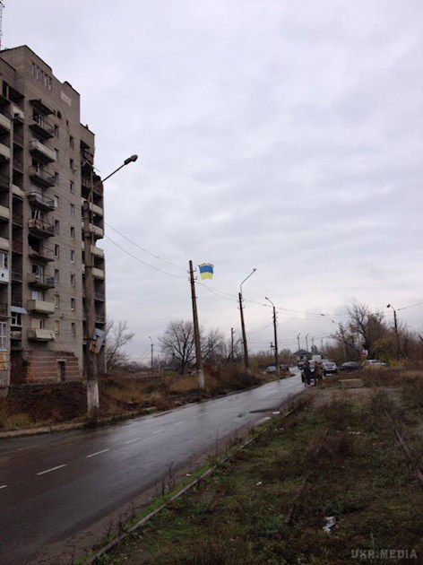  В небі над "ДНР" розгорнули гігантський прапор України. На запуск багато жителів Авдіївки прийшли з дітьми.