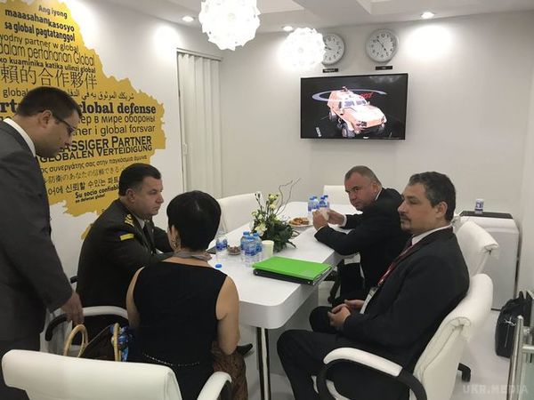 Міністр оборони Степан Полторак  відкрив виставку в Таїланді. Степан Полторак в Таїланді взяв участь у відкритті виставки "Оборона і безпека-2017".