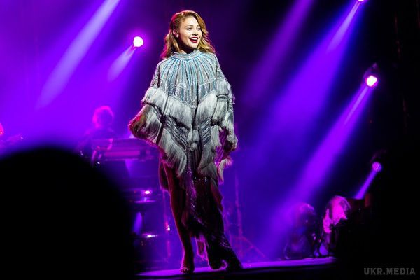  На концерті в Києві Тіна Кароль змінила п'ять ефектних нарядів (фото). Артистка презентувала свій новий альбом "Інтонації".