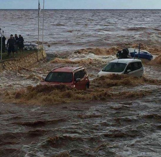 Сильні дощі викликали повінь у Туреччині (фото). Потоки води були настільки сильними, що забирали автомобілі.