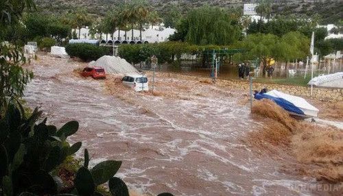 Сильні дощі викликали повінь у Туреччині (фото). Потоки води були настільки сильними, що забирали автомобілі.