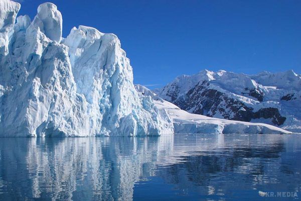 Антарктичні льодовики тануть дуже швидко. Два антарктичних льодовика стрімко сповзають у море Амундсена і вже зараз є найбільшими джерелами утворення айсбергів в регіоні.