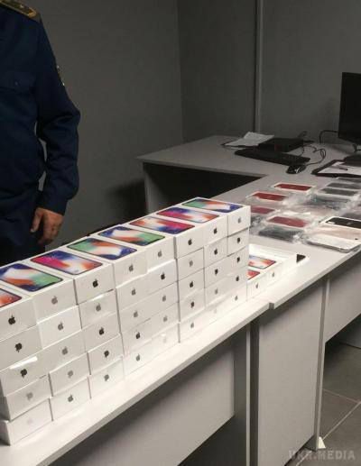 В аеропорту Одеси затримали незаконну партію iPhone X вартістю понад 1 млн грн. Сьогодні в аеропорту Одеси спільною групою у складі прикордонників, представників СБУ та митниці не допущено переміщення 43-х iPhone X без належного оформлення. 