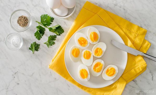 9 фактів про яйця, які корисно знати кожному. Можна без перебільшення сказати, що яйця – універсальна їжа. Їх готують холостяки, включають в складні рецепти домогосподарки і люблять діти. Ми розповімо тобі про цікаві факти про яйця.