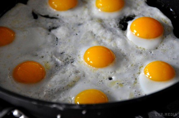Фахівці розповіли, на якому маслі корисніше смажити яєчню. Виявляється, смажити яйця на рослинному маслі не так вже й корисно.