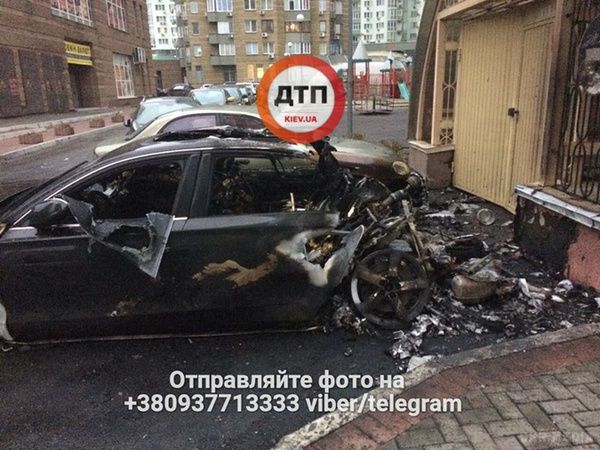 Вночі у Києві вибухнув автомобіль. В результаті вибуху майже знищена задня частина авто. Пошкоджені автомобілі, припарковані поруч з ним.