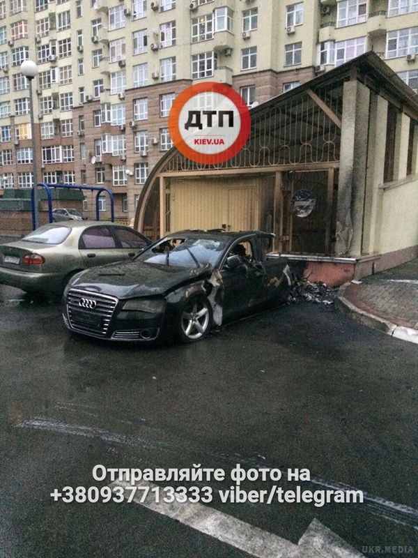 Вночі у Києві вибухнув автомобіль. В результаті вибуху майже знищена задня частина авто. Пошкоджені автомобілі, припарковані поруч з ним.