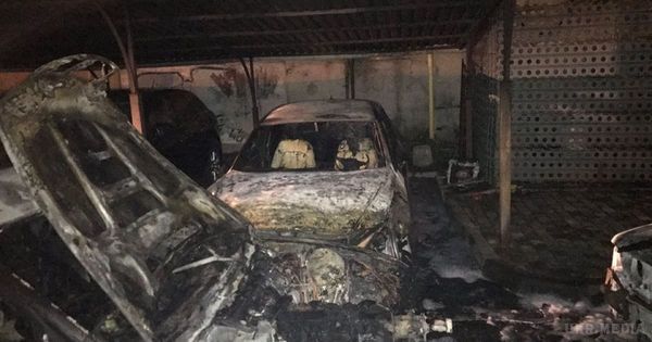 В Одесі за ніч згоріли близько двох десятків машин (відео). На капоті одного з авто знайшли залишки пластикової пляшки з проводом і батарейкою.