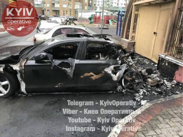 У столиці згоріло Audi водія екс-міністра інфраструктури Пивоварського. Інцидент стався у Солом'янському районі Києва в ніч на 7 листопада.