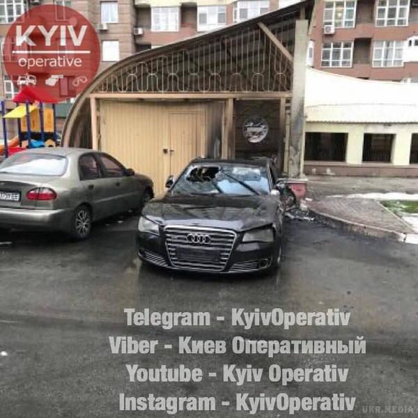 У столиці згоріло Audi водія екс-міністра інфраструктури Пивоварського. Інцидент стався у Солом'янському районі Києва в ніч на 7 листопада.
