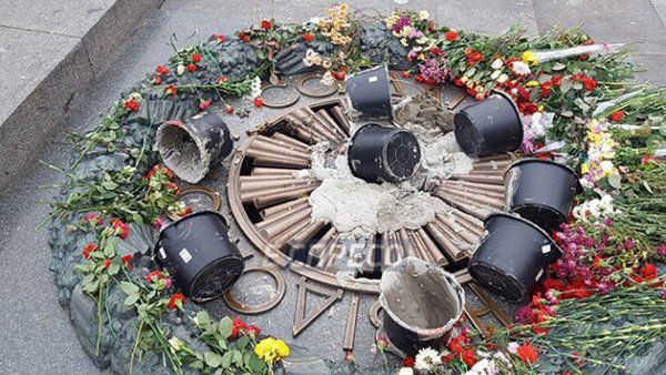 В Києві вандали загасили цементом Вічний вогонь. Вічний вогонь у Києві вже очистили від бетону.