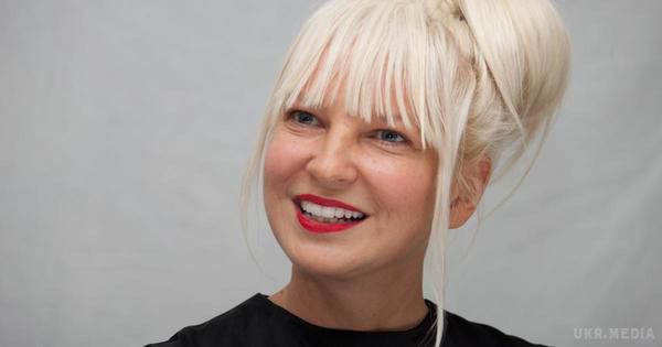 Sia показала оголені фото, які у неї вкрали. Популярна співачка Sia здивувала шанувальників надто відвертим постом.
