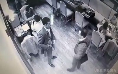  Як двох тюленів! У Києві обікрали двох чиновників (відео). Пограбування сталося в кафе на Подолі.