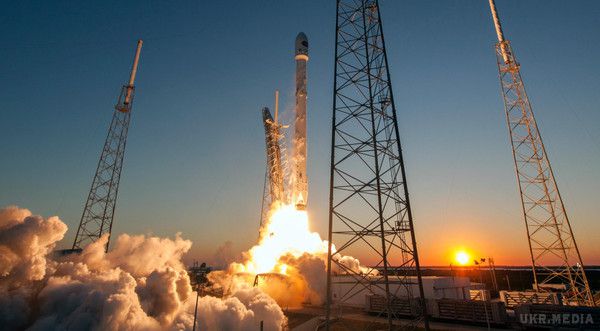 Ракета Ілона Маска вибухнула під час випробувань нового двигуна. Минулої неділі, 5 листопада, в американському Техасі на одному з об'єктів компанії Ілона Маска SpaceX під час так званого "кваліфікаційного тесту" ракети Falcon 9 стався вибух двигуна нового покоління Merlin.