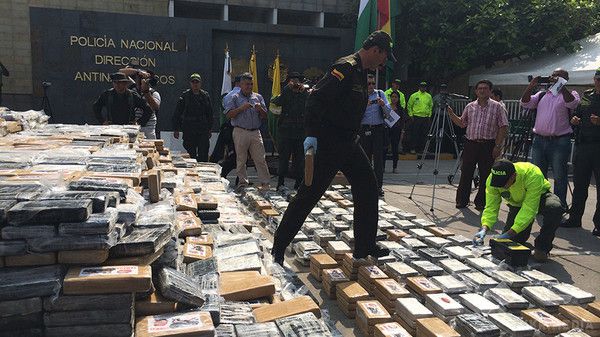У Колумбії вилучили найбільшу в історії партію кокаїну. Поліція Колумбії вилучила у наркоторговців партію кокаїну вагою 12 тонн, вона є найбільшою в історії країни.