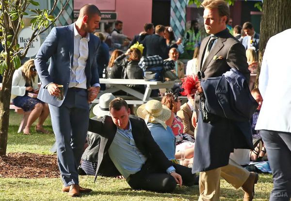 Сміховинна фотопідбірка неймовірно п'яних австралійців з заходу The Melbourne Cup. Тільки подивіться на ці фото — і ти зрозумієш, чому журналісти прозвали австралійські кінні скачки «Сама п'яна спортивна подія планети».