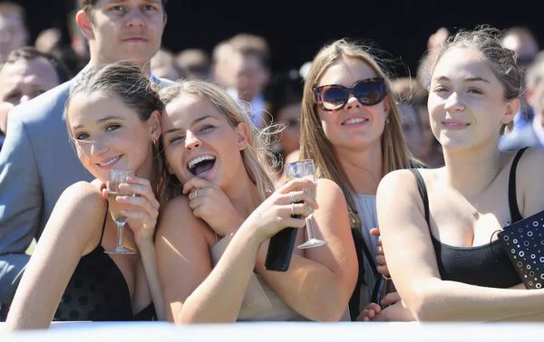 Сміховинна фотопідбірка неймовірно п'яних австралійців з заходу The Melbourne Cup. Тільки подивіться на ці фото — і ти зрозумієш, чому журналісти прозвали австралійські кінні скачки «Сама п'яна спортивна подія планети».