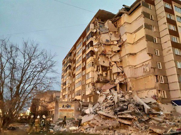 В Іжевську обрушився 9-поверховий будинок. Стало відомо, що причиною вибуху став витік газу.