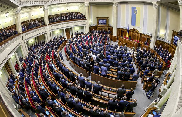 Рада прийняла в першому читанні законопроект про приватизацію держмайна на Україні і в Криму. Документ був внесений прем'єром Володимиром Гройсманом.