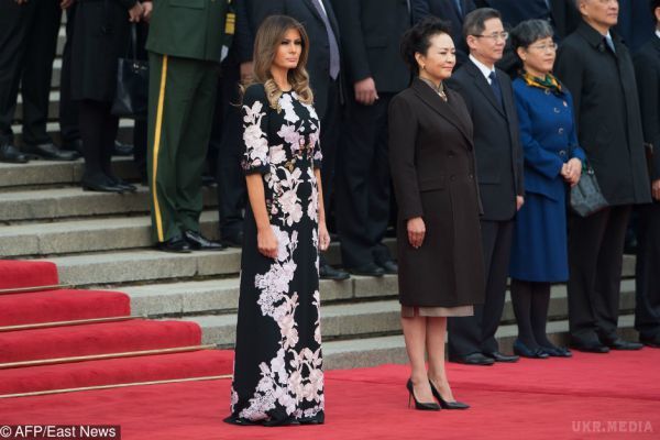 Меланія Трамп перевершила першу леді Китаю сукнею зі східною вишивкою. Меланія Трамп перевершила першу леді Китаю.