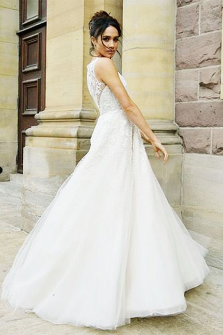 В мережі з'явилися можливі весільні сукні Меган Маркл. Показали можливі весільні сукні Меган Марк.