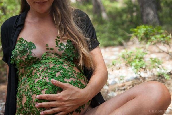 Фотограф прикрашає груди і живіт своєї вагітної дівчини пелюстками квітів і це прекрасно (фото). Краса вагітної жінки, об'єднана з природою.