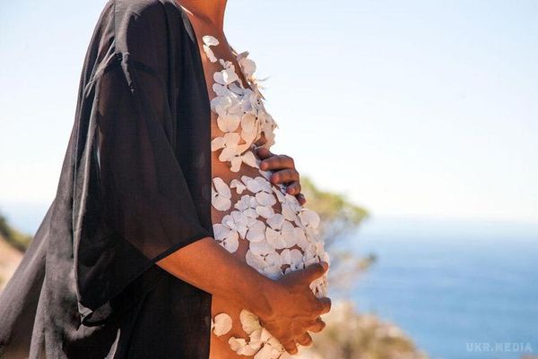 Фотограф прикрашає груди і живіт своєї вагітної дівчини пелюстками квітів і це прекрасно (фото). Краса вагітної жінки, об'єднана з природою.