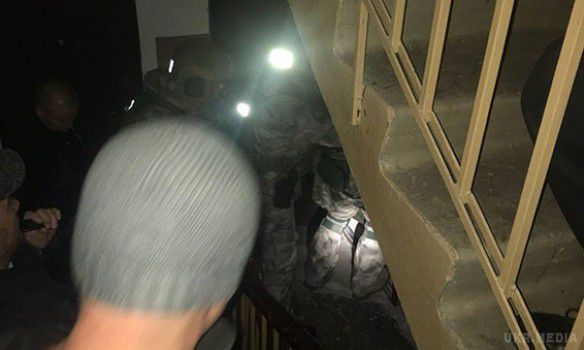 У Харкові місцевий житель запустив з вікна квартири ракету і загрожує підірвати весь будинок. У поліції розповіли шокуючі подробиці.