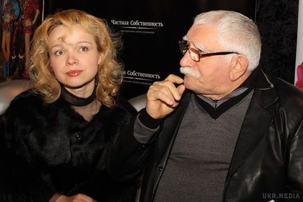  Біс в ребро. Джигарханян розлучився з дружиною і завів нову пасію. . За непідтвердженими офіційно даними, 82-річний артист завів нову пасію.