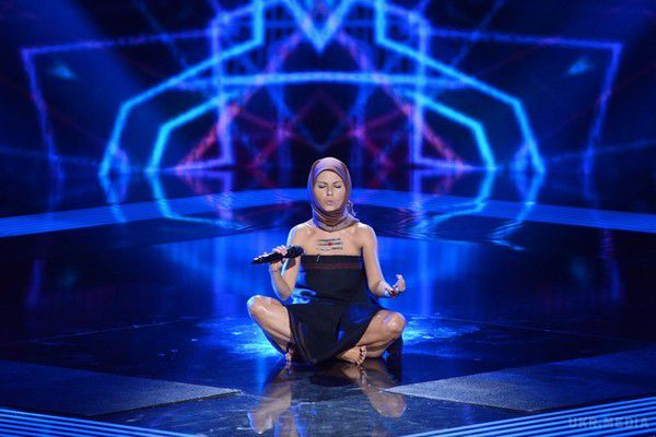 39-річна співачка , Катя Chilly помітно постаріла. Катя позувала фотографам в трендовій шубі з довгого хутра бежевого відтінку.