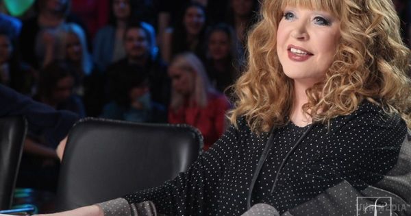 Алла Пугачова восени 2017 року - виходи в світ, корпоративи, весілля! (відео). Мама Гаррі і Лізи Алла Пугачова іноді з'являється на світських заходах, виступає на корпоративах, співає на весіллях.