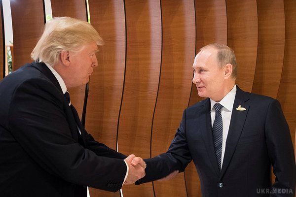 Путін і Трамп потисли один одному руки на саміті АТЕС. У президента США до цього було кілька можливостей побачити Путіна на загальних заходах, але Трамп не прийшов ні на один із них.